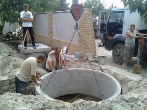 Separați rezervorul septic cu mâinile proprii ale inelelor de beton