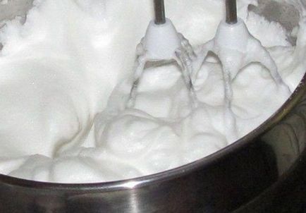 Crema de proteine ​​pentru decorarea tortului - reteta pastreaza forma bine