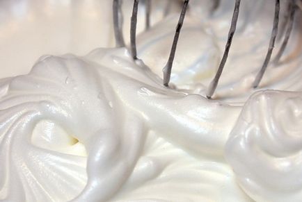 Crema de proteine ​​pentru decorarea tortului - reteta pastreaza forma bine