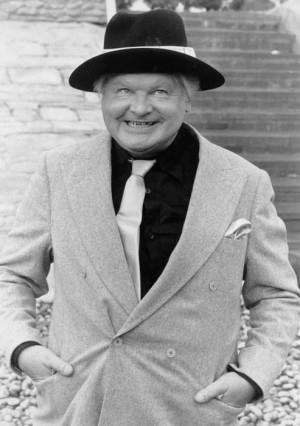 Benny Hill biografie a spectacolului - uita-te la ambele!