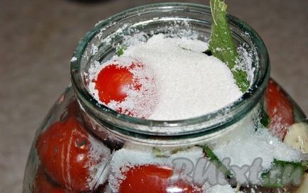 Швидкі мариновані помідори - рецепт з фото