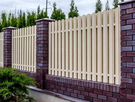 Dekoratív beton oszlopok a kerítés és kerítés