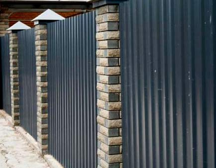 Dekoratív beton oszlopok a kerítés és kerítés