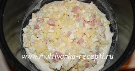Дріжджовий пиріг в мультиварці з картоплею, сосисками і яйцем