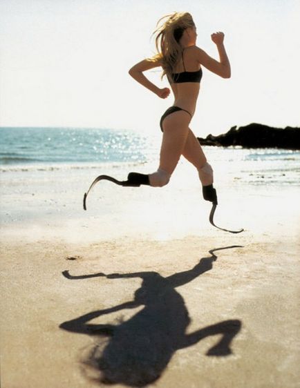 Amy Mullins - o femeie cu 12 perechi de picioare