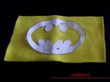 Instrucțiuni despre cum să creați un costum de carnaval de mâini proprii ale lui Batman