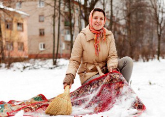 Як очистити килим від шерсті, плям і запахів