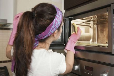 Cum să curățați un cuptor cu microunde în interiorul grăsimii în 5 minute