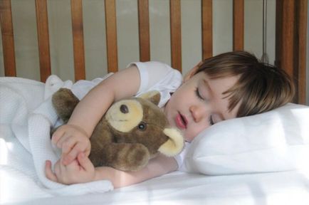 Як привчити дитину засинати самостійно поради батькам