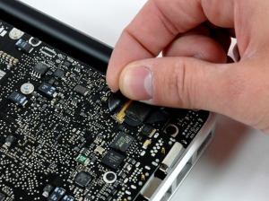 Cum de a dezasambla un laptop Apple macbook pro unibody 13 