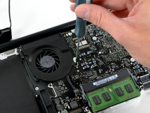 Cum de a dezasambla un laptop Apple macbook pro unibody 13 