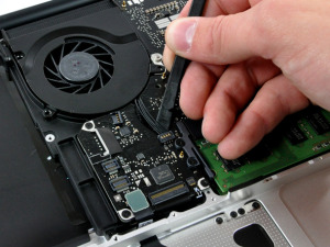 Cum de a dezasambla un laptop Apple macbook pro unibody 13 