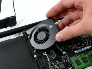 Cum de a dezasambla un laptop Apple macbook pro unibody 13 