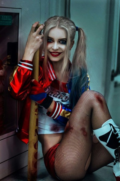 Hogyan készítsünk Harley Quinn jelmez Halloween jelmez