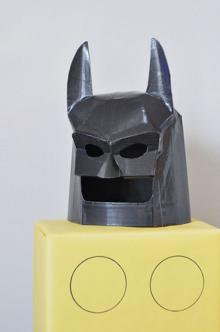 Hogyan készítsünk egy Batman maszk kartonból kezével fekete maszkkal Lego Batman, papír, fotó,