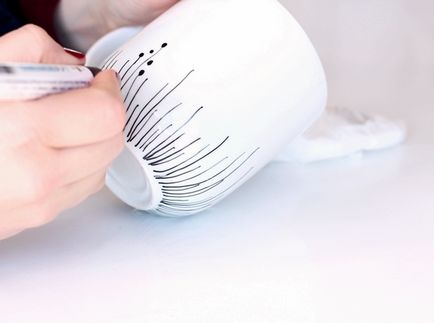 Як прикрасити кавову чашку з допомогою маркера по фарфору і скла