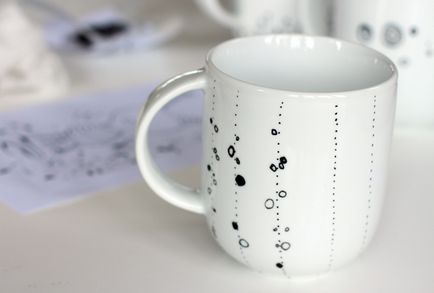 Cum să decorezi o cană de cafea cu un indicator de porțelan și de sticlă