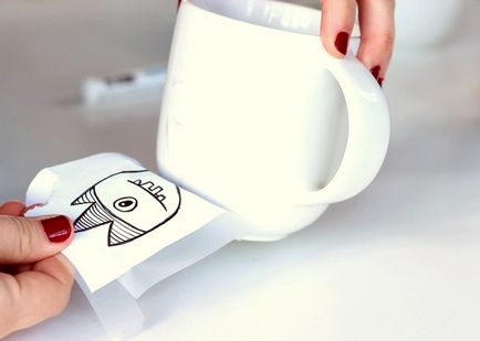 Cum să decorezi o cană de cafea cu un indicator de porțelan și de sticlă