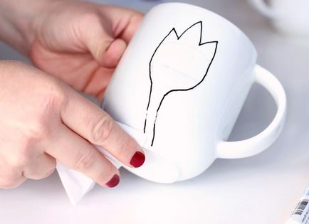 Cum să decorezi o cană de cafea cu un indicator de porțelan și de sticlă