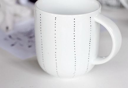 Cum să decorezi o cană de cafea cu un indicator de porțelan și de sticlă