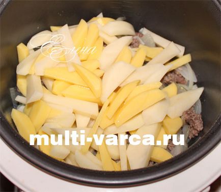 Картопля з фаршем і стручкової квасолею в мультиварці