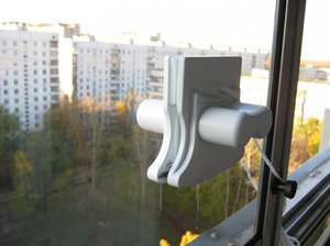 Магнітна щітка для вікон як користуватися інструментом для миття склопакетів