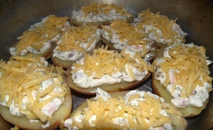Cartofi tineri cu brânză, ierburi și ciuperci cu rețetă cu fotografii