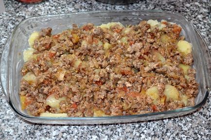 Musaka cu vinete și cartofi (bucătăria grecească), un fel de mâncare, o rețetă, gătit delicios și acasă