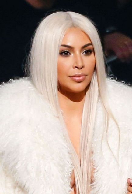 A példa Kim Kardashian egyre trendi szőke