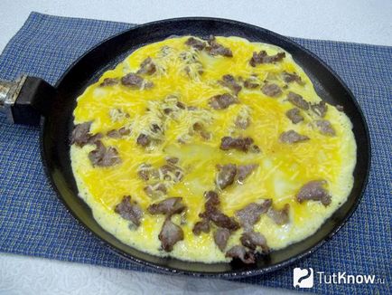 Omelet cu carne și brânză pas cu pas