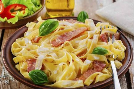 Carbonara pastă - o rețetă clasică cu slănină și cremă