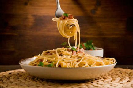 Carbonara pastă - o rețetă clasică cu slănină și cremă