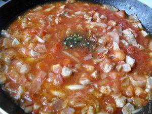Паста з м'ясом в томатному соусі