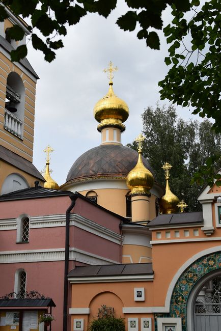 Переделкінского кладовищі і резиденція патріарха