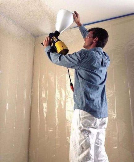 Alimentați pereții și tavanul de var ca soluție diluată și faceți reparații de calitate