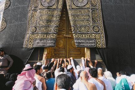 De ce este acest loc lângă ușa aurie a Kaaba, așa apreciată de pelerini