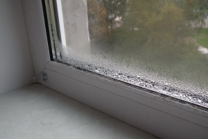 De ce ferestrele din plastic transpira iarna si ce ar trebui sa fac?