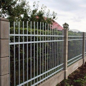 Корисна інструкція, як самостійно зробити декоративні бетонні стовпи і паркан на дачі
