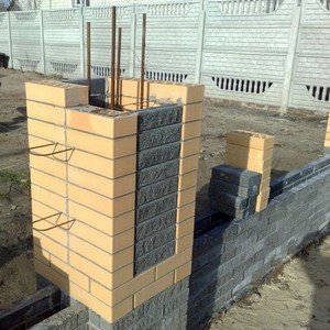 Instrucțiuni utile de a realiza poli de beton decorativ și un gard în țară