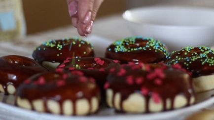 Donuts în glazură de ciocolată glazură pas cu pas video-rețetă video