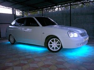 Este posibilă iluminarea neonului din partea inferioară a mașinii?