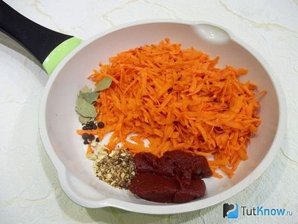 Рецепт тушкований товстолобик з морквою