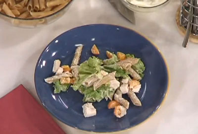 Salata de Caesar cu pui si paste, o reteta pentru un mic dejun caloric si sanatos,