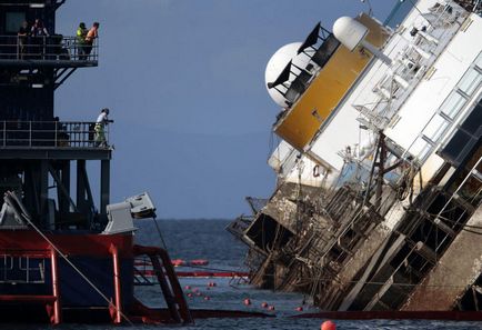 A legdrágább művelet történetében az emelkedés a bélés Costa Concordia - hírek képekben