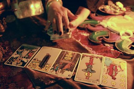 Combinația dintre cartelele de tarot și influența reciprocă