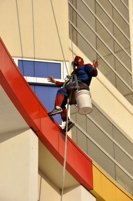 Super-eroii spală ferestrele unui spital pentru copii într-o memphis
