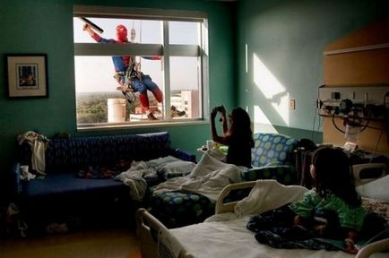 Super-eroii spală ferestrele unui spital pentru copii într-o memphis
