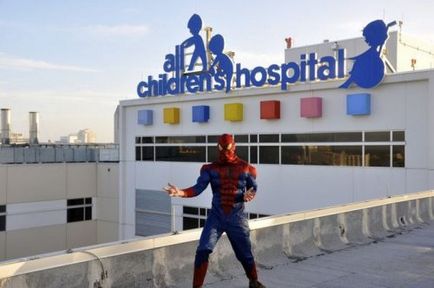 Супергерої миють вікна дитячої лікарні в Мемфісі