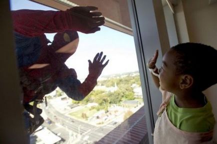 Супергерої миють вікна дитячої лікарні в Мемфісі