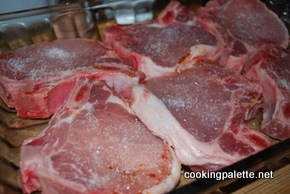 Carne de porc cu marinadă uscată pe o grătar sau pană de panificație - paletă de gătit